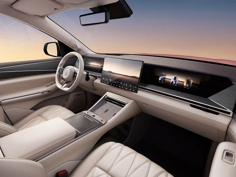 Запас хода 950 км и зарядка за 9 минут, 1000 Вольт и разгон до 100 км за 3,9 секунды. Представлен супервнедорожник BYD Datang &mdash; он больше Li Auto L9